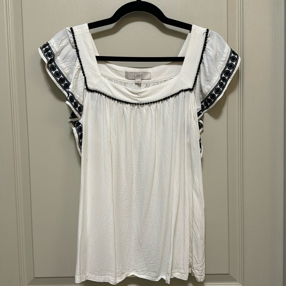 White top with classy black detail